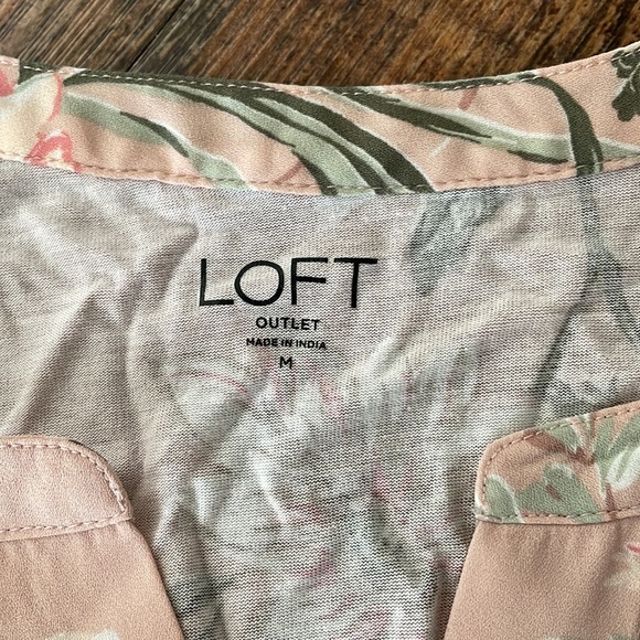 Loft blouse with flutter sleeves size medium - Picture 2 of 3